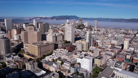 Aerial-View-of-San-Francisco-Nob-Hill-Downtown-Neighborhood-on-Sunny-Day,-Buildings-and-Mist-Over-Bay