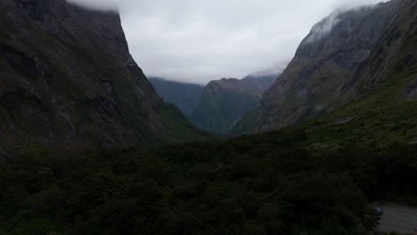 Toma-Aérea-De-Las-Cascadas-De-Cleddau-Valley-Vistas,-Ubicadas-En-El-Parque-Nacional-Fiordland,-Cerca-De-La-Entrada-Del-Túnel-Homer-A-Milford-Sound