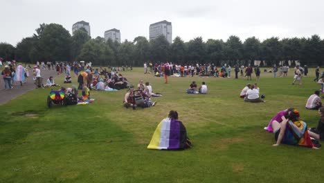 Partidarios-Del-Orgullo-Gay-Descansando-En-Glasgow-Green