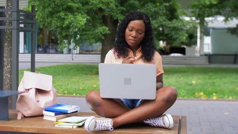 Afrikanische-Studentin-Mit-Laptop-Und-Büchern-In-Der-Stadt