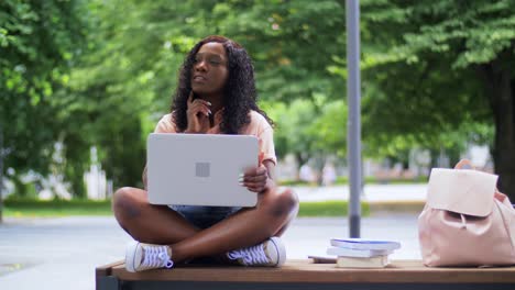 Afrikanische-Studentin-Mit-Laptop-Und-Büchern-In-Der-Stadt