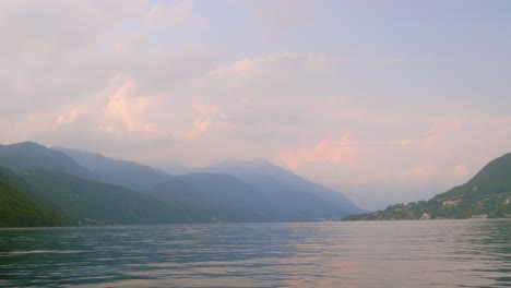 Bootsfahrten-Durch-Europäische-Landschaften-Mit-Wunderschönen-Bergen