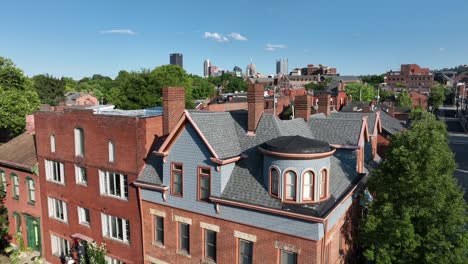 Casas-Y-Edificios-Históricos-Con-Chimeneas-De-Ladrillo-Rojo-En-El-Suburbio-De-La-Ciudad-De-Pittsburgh