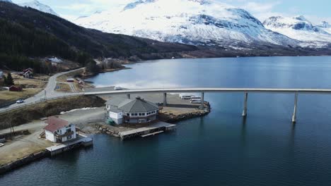 Centro-Turístico-Del-Centro-ártico-Y-Puente-Arsteinbrua-En-El-Fiordo-De-Gratangen-En-Gratangen,-Troms-Y-Finnmark,-Noruega