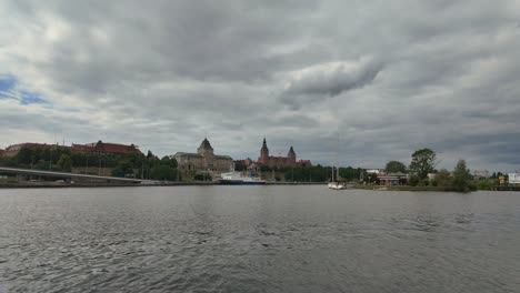 Vista-Panorámica-Del-Dique-Chrobry-De-Szczecin-A-Lo-Largo-Del-Río-Odra-Bajo-Un-Cielo-Nublado,-Time-lapse