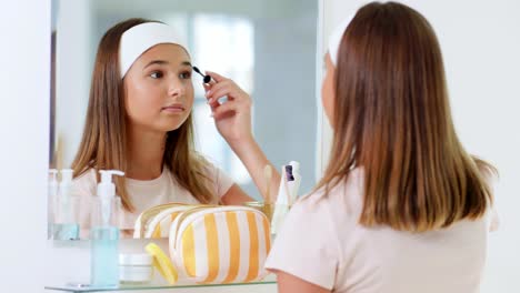 Concepto-De-Belleza,-Maquillaje-Y-Cosmética-Adolescente-Aplicando-Maquillaje-De-Ojos-Con-Rímel-Y-Mirando-Al-Espejo-En-El-Baño-De-Casa