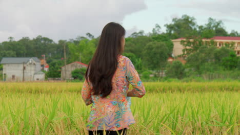 Primer-Plano-De-Una-Joven-Agricultora-Sembrando-Semillas-De-Arroz-En-Una-Plantación-Agrícola,-Mujer-Cultivando-Jardinería-En-Asia