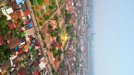 Toma-Aérea-Vertical-Del-Famoso-Monumento-De-Pha-That-Luang