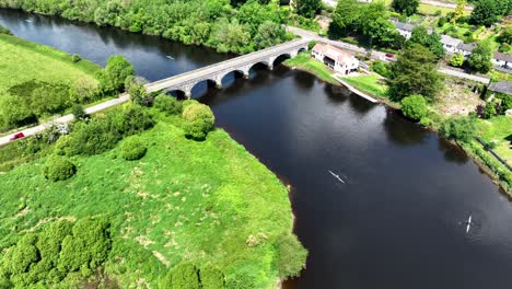 Irlanda,-Lugares-épicos,-Paisaje-Con-Drones,-Puente-Sobre-El-Río-Blackwater-En-Cappoquin,-Condado-De-Cork