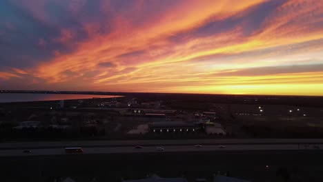 Lake-Hefner-Pkwy-At-Golden-Hour-Sunset-In-Oklahoma-City,-Oklahoma