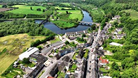 Irland-Epische-Orte-Drohne-Statische-Waterford-County-Stadt-Cappoquin-Mit-Dem-Fluss-Blackwater-An-Einem-Sommertag