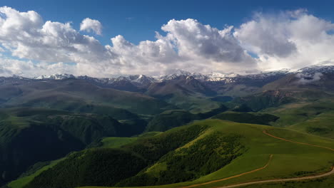 Región-Del-Elbrus.-Volando-Sobre-Una-Meseta-Montañosa.-Hermoso-Paisaje-De-La-Naturaleza.-El-Monte-Elbrus-Es-Visible-Al-Fondo.