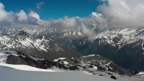 Flug-Durch-Bergwolken-über-Wunderschöne-Schneebedeckte-Gipfel-Von-Bergen-Und-Gletschern.