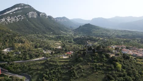 Wunderschönes-Italienisches-Dorf-Dorgali,-Umgeben-Von-Berglandschaft-Bei-Sonnenaufgang