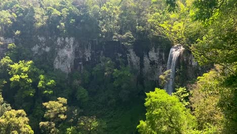 Cascada-Que-Cae-Sobre-Un-Acantilado-Rodeada-De-Un-Exuberante-Bosque-Verde-En-Cartagena,-Colombia