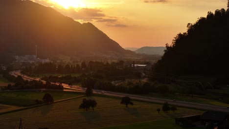 Imagen-Estática-De-Una-Impresionante-Puesta-De-Sol-En-El-Norte-De-Glaris,-Suiza,-Que-Muestra-La-Combinación-De-Naturaleza-Y-Urbanismo.