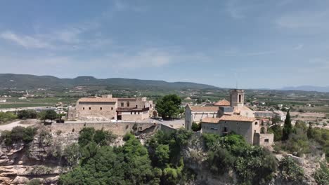 Vista-Con-Plano-General,-Pueblo-Con-Encanto,-Historia,-Iglesia-Medieval,-Vistas-Del-Pueblo,-Viñedos,-Iglesia,-Medieval