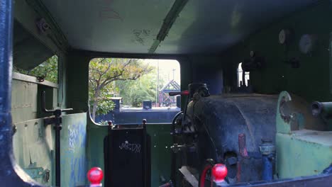 Primer-Plano,-Paseo-Por-La-Cabina-De-Una-Locomotora-Antigua,-Exhibida-En-El-Parque-Del-Museo-Del-Ferrocarril-De-Kalamata-4k-29