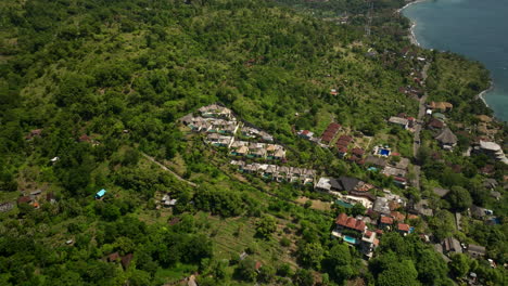 La-Naturaleza-Del-Bosque-Tropical-Rodea-Un-Hotel-Tipo-Resort-En-La-Cima-De-Una-Colina-En-Amed,-Bali,-Indonesia