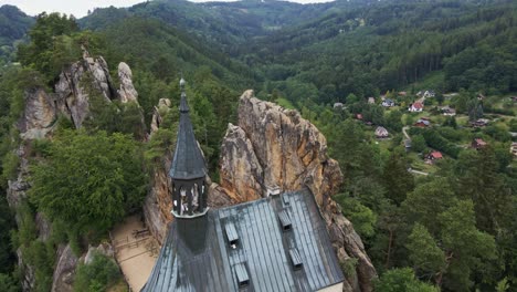 Aufnahme-Von-Einer-Drohne-Auf-Einer-Kleinen-Burg,-Die-Auf-Einem-Felsen-Inmitten-Eines-Waldes-Und-Dörfern-Liegt