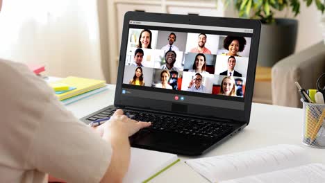 Educación,-Escuela-En-Línea-Y-Concepto-De-Aprendizaje-A-Distancia-Mujer-Estudiante-Con-Cuaderno-Y-Libro-Con-Videollamada-En-Computadora-Portátil-En-Casa