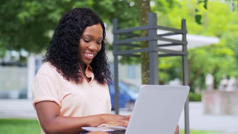 Afrikanische-Studentin-Mit-Laptop-Und-Büchern-In-Der-Stadt