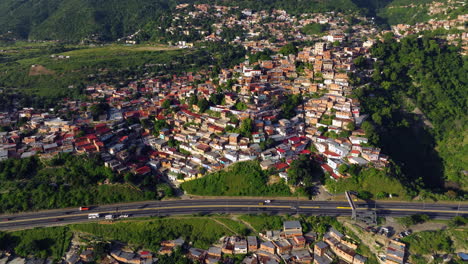 Multitud-De-Casas-En-Una-Favela-En-Una-Colina-Cerca-De-La-Ciudad-De-Caracas-En-Venezuela