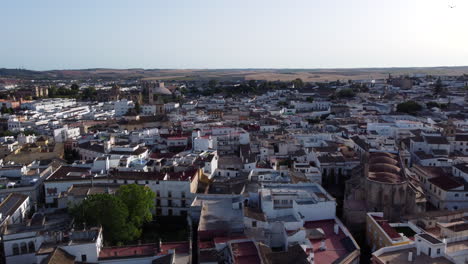 Luftaufnahmen-Fliegen-Vorwärts-über-Der-Stadt-Jerez-De-La-Frontera,-Andalusien,-Spanien