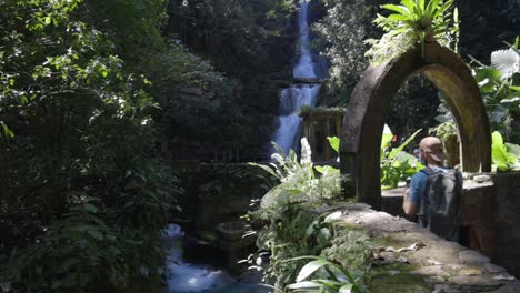 Turista-Visitando-Una-Hermosa-Cascada-En-El-Bosque-Subtropical-Del-Centro-De-México,-Las-Pozas