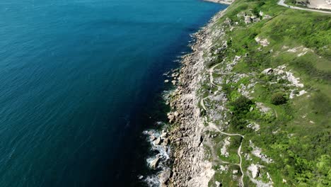 Día-De-La-Boda-En-El-Castillo-De-Pensilvania,-Drones-Desde-El-Lado-Del-Mar,-Toma-Panorámica-Hacia-Arriba