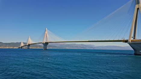 El-Puente-Colgante-Más-Largo-De-Rio-Antirrio-En-Grecia