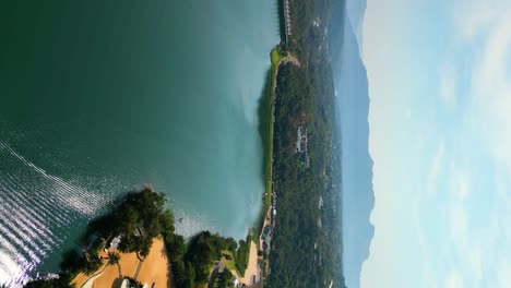 Vertikaler-Blick-Auf-Den-See-In-Der-Nähe-Der-Festung-Raigarh