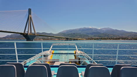 Puente-Charilaos-Trikoupis-Rio-Antirio-Sobre-El-Golfo-De-Corinto-En-Grecia-En-Ferry