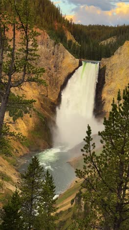 Vertical-View,-Upper-Falls-of-Yellowstone-National-Park,-Wyoming-USA