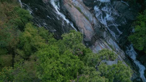 Cascada-De-Mae-Klang-En-La-Selva-Tropical-De-Chiang-Mai,-Tailandia:-Fotografía-Aérea-Con-Dron