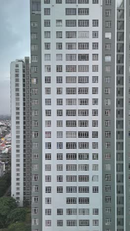 Vista-Aérea-De-Fachadas-De-Edificios-Residenciales-De-Gran-Altura-Con-Dron-Moviéndose-De-Izquierda-A-Derecha-En-Formato-Vertical