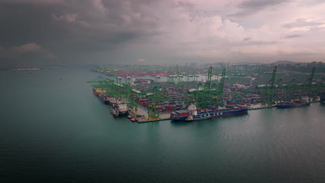 Weite-Drohnenansicht-Von-Containerschiffen-Im-Hafen-Von-Singapur-In-Pasir-Panjang