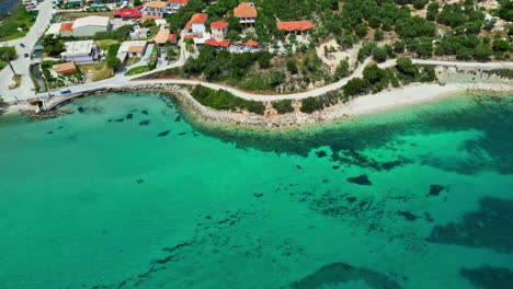 Villas-En-Un-Pueblo-Costero-En-Un-Soleado-Día-De-Verano-En-Grecia