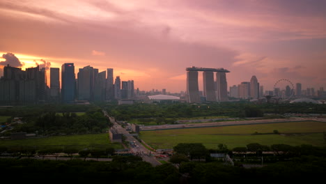 Vista-Aérea-Panorámica-Del-Horizonte-De-Singapur-Y-Lugares-Emblemáticos-Al-Atardecer