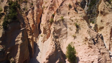 Paredes-De-Roca-Sedimentaria-Roja-Erosionadas-Por-La-Precipitación-Atmosférica