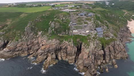 Hochumlaufende-Aufnahme-Des-In-Die-Felswand-Bei-Porthcurno-Gehauenen-Minack-Theatre