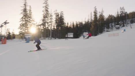 Männlicher-Skifahrer-Macht-Große-Carving-Kurven-Auf-Einem-Schönen-Hang-Mit-Tief-Stehender-Sonne-Im-Hintergrund