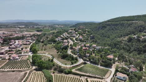 Vista-Con-Plano-General,-Pueblo-Con-Encanto,-Historia,-Iglesia-Medieval,-Vistas-Del-Pueblo,-Viñedos,-Iglesia,-Medieval