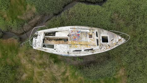 Más-Barcos-Solitarios-Varados-En-Marea-Baja