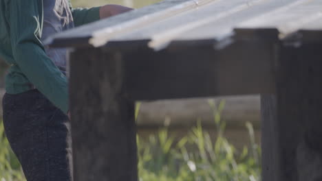 Niño-Pintando-Con-Un-Pincel-Tablas-De-Madera-Al-Aire-Libre