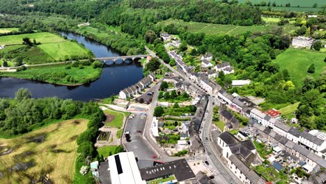 Irlanda,-Lugares-épicos,-Drones,-Paisaje-Estático,-Cappoquin,-Waterford,-Irlanda,-Ciudad-Concurrida-Del-Condado