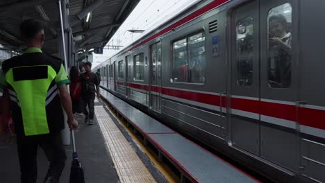 Llegada-Del-Tren-A-La-Estación-De-Tren-De-Sudimara-En-Tangerang-Del-Sur