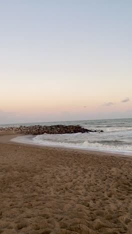 Sonnenuntergang-über-Dem-Strand-Von-Bayahíbe-Mit-Sanften-Wellen-Und-Möwen,-Die-über-Den-Pastellfarbenen-Himmel-Fliegen