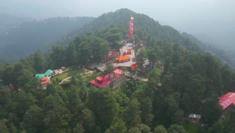 Vista-Aérea-De-La-Estación-De-Montaña-De-Shimla,-Calle-Comercial