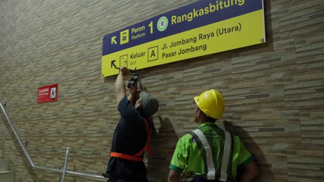 Installation-Von-Wegweisern-Am-Bahnhof-Sudimara-In-Tangerang